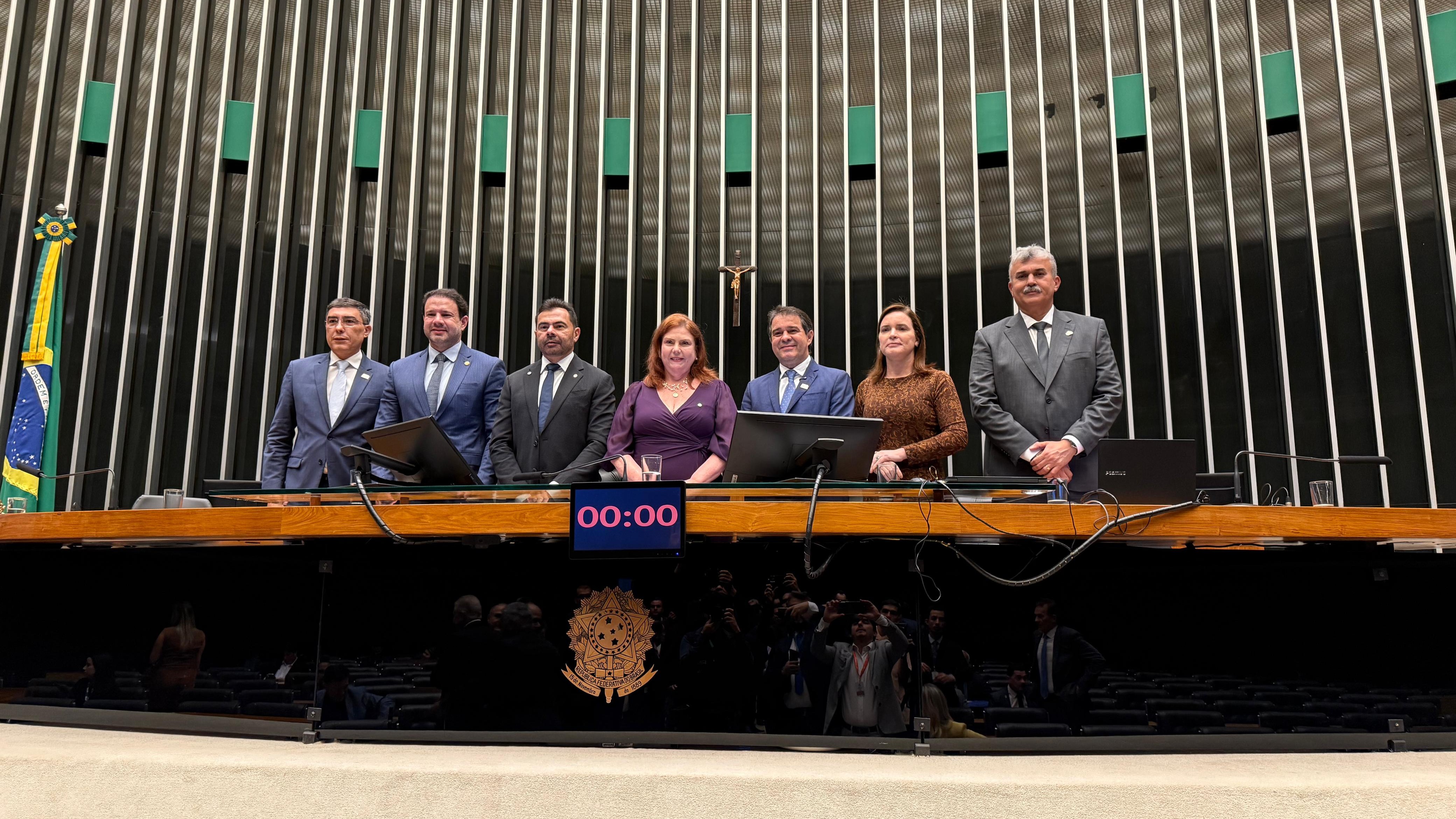 grupo de pessoas posa para a foto
